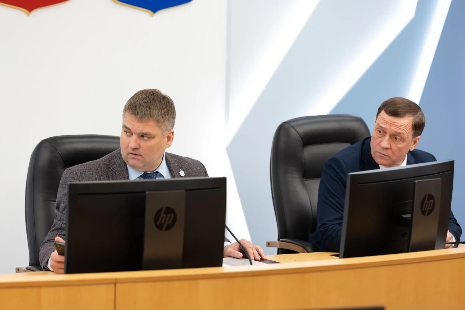 В зале заседаний. Слева Олейников А.И., справа Пономарев В.Г.