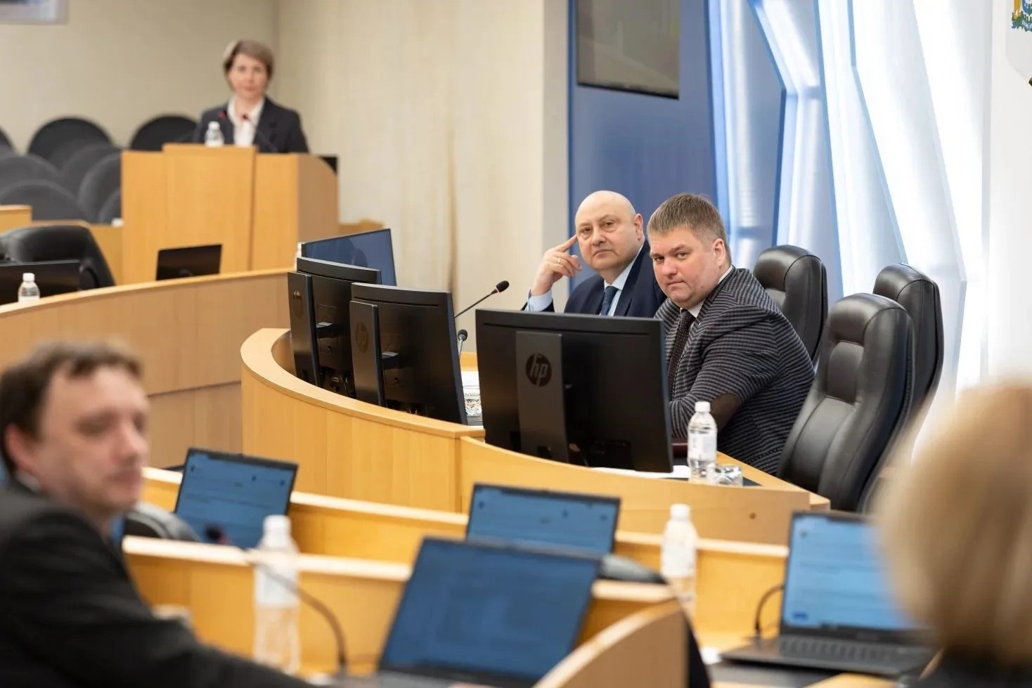 В зале заседаний. Справа Олейников А.И., слева Бехтин М.М.